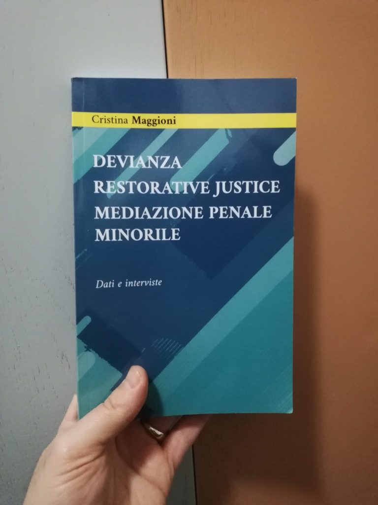 Copertina del saggio Devianza, restorative justice, mediazione penale minorile di Cristina Maggioni