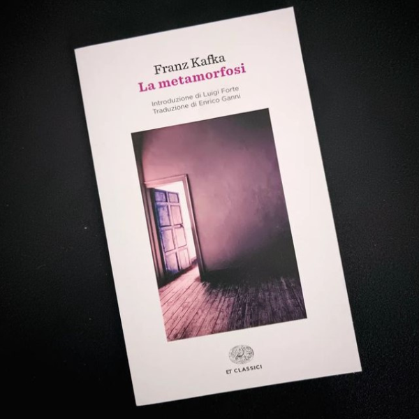 Copertina del racconto La metamorfosi, di Franz Kafka